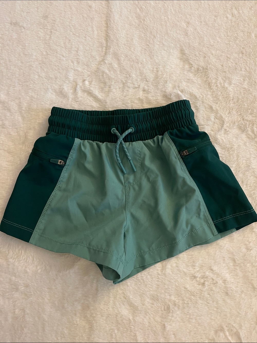 Two-Tone Greens Athletic Shorts  SZ S  6-7